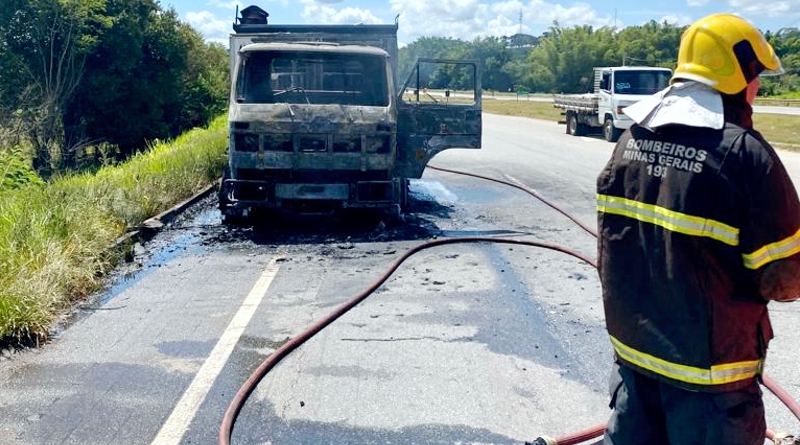 Caminhão de asfalto pega fogo na BR 262 iBom