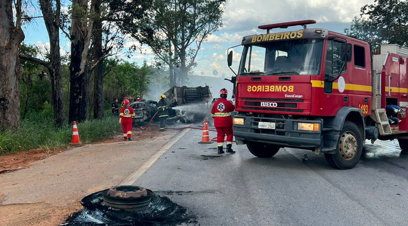 Acidente na BR 262 mata três pessoas carbonizadas