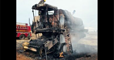 Máquina agrícola pega fogo durante a colheita de soja