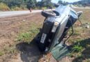 Fiat Uno capota na BR-262; mulher fica ferida no acidente