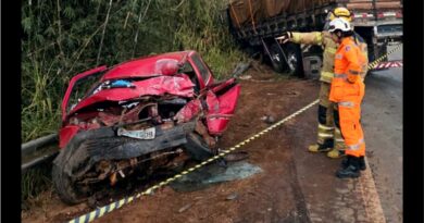 Batida entre caminhão e Uno deixa dois mortos na MG-176