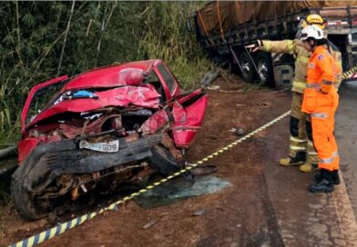 Batida entre caminhão e Uno deixa dois mortos na MG-176