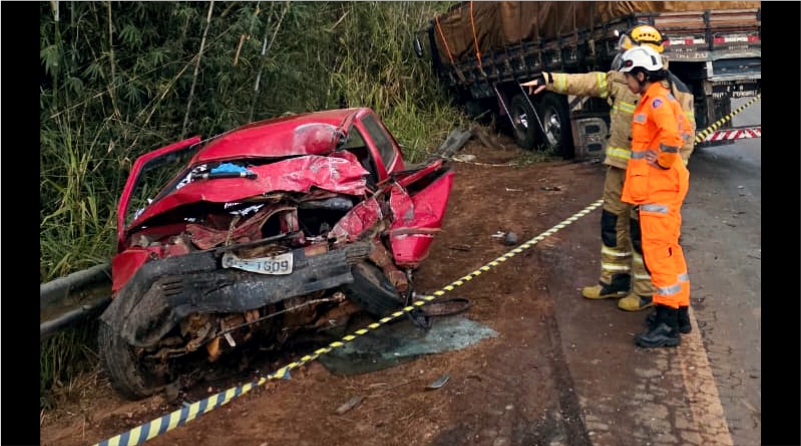 Batida entre caminhão e Uno deixa dois mortos na MG-176
