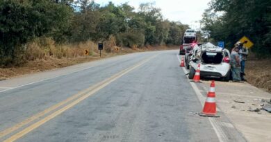 Carreta perde freio e bate em três veículos na BR-262