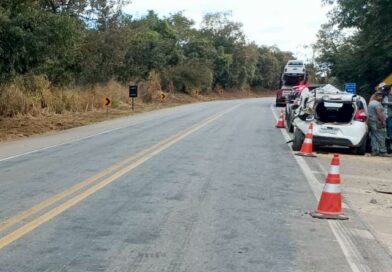 Carreta perde freio e bate em três veículos na BR-262