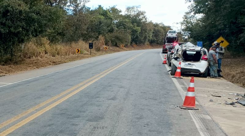 Carreta perde freio e bate em três veículos na BR-262