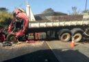 Acidente com três caminhões deixa 2 feridos graves na 262