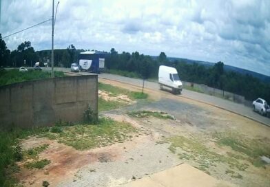 Batida na MG-164 deixa duas pessoas feridas