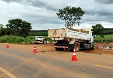 Caminhão da Prefeitura e camionete batem na MG-164