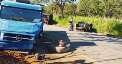 Colisão frontal mata mulher na MG-170, em Moema