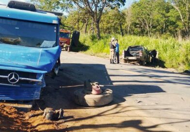 Colisão frontal mata mulher na MG-170, em Moema