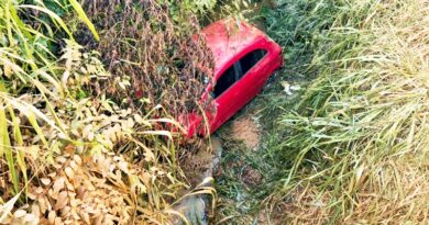 Carro cai de ponte no Engenho