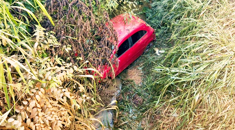 Carro cai de ponte no Engenho