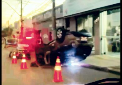 Viatura da PM capota durante patrulhamento na cidade