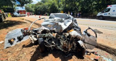 Caminhão invade contramão e bate em Ford Ka; casal morre