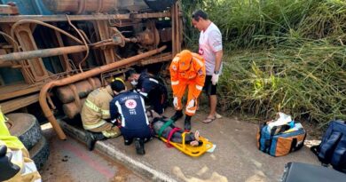 Caminhão tomba na Avenida Norte-Sul e deixa ferido grave