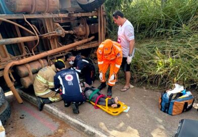 Caminhão tomba na Avenida Norte-Sul e deixa ferido grave