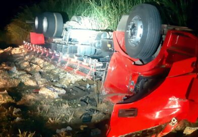 BR-262: caminhão sai da pista e tomba; motorista fica ferido