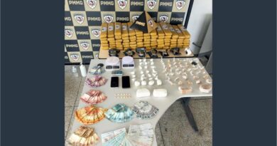 PM apreende drogas e quase 300 mil em cheque e dinheiro