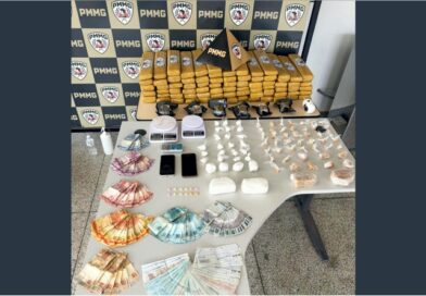 PM apreende drogas e quase 300 mil em cheque e dinheiro