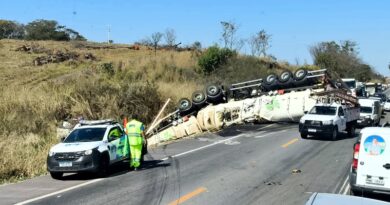 Carreta tomba e vaza biodiesel na BR-262