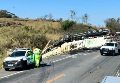Carreta tomba e vaza biodiesel na BR-262