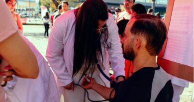 Una comemora 65 anos com serviços gratuitos na praça