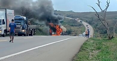 Carreta pega fogo na BR-262