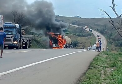 Carreta pega fogo na BR-262