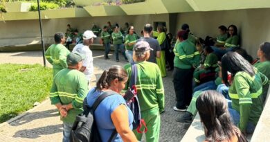 Garis protestam por falta de pagamento de salários