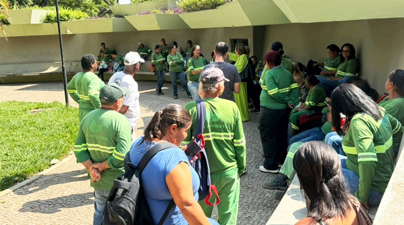 Garis protestam por falta de pagamento de salários