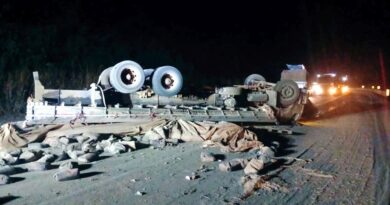 Caminhão capota na BR-262 em Luz e deixa dois feridos