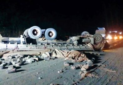 Caminhão capota na BR-262 em Luz e deixa dois feridos
